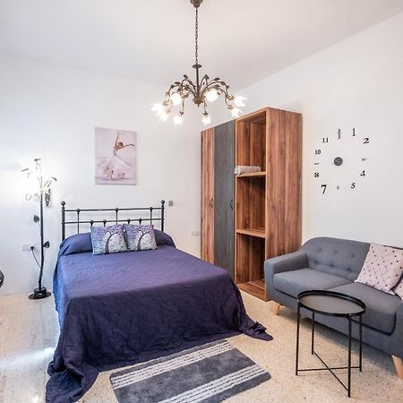 Close To Airport - Private Room With Private Bathroom Adults Only Gudja Екстериор снимка