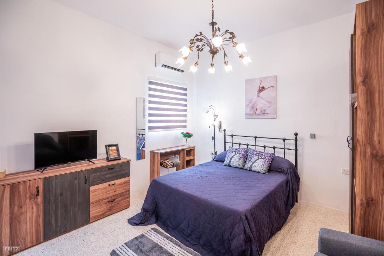 Close To Airport - Private Room With Private Bathroom Adults Only Gudja Екстериор снимка